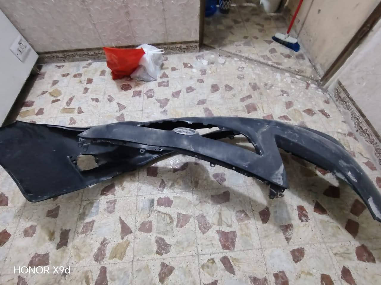 السلام عليكم 
غراض كورلا موديل 2009بسعر مناسب وياهن دعامية أمامية جديده عليهن تراب قتره صار بالمخزن 
الاتصال على الرقم ***********
