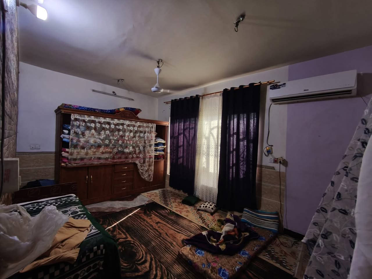 #دار_للبيع طابو صرف في منطقة الإسكان، مقابل حائط الزراعة على الشارع العام.
- المساحة: 100 متر مربع مع فضلة 100 متر.  
- الموقع: ركن على شارعين.  
- المواصفات: عكادة وطابوق، أساس كونكريت مرتفع عن مستوى الشارع.  
- عدد الطوابق: طابقين.  
تفاصيل الطابق الأول:  
- حديقة وكراج.  
- صحيات داخلية وخارجية.  
- غرفتين، صالة، واستقبال.  

تفاصيل الطابق الثاني:  
- 3 غرف نوم.  
- صالة.  
- سطحين. 
==========================
🔺#للاستفسار الاتصال ع الرقم التالي 
ارشد ***********📲 
==========================
او مراسله واتساب 
http://wa.me/+964*********** 📲  ==========================
او زيارة مكتبنا 
🔺مكتب دره المشرق للاستثمار والتطوير العقاري 
🔺العنوان:-حي الجزائر قرب مأكولات تشرين
