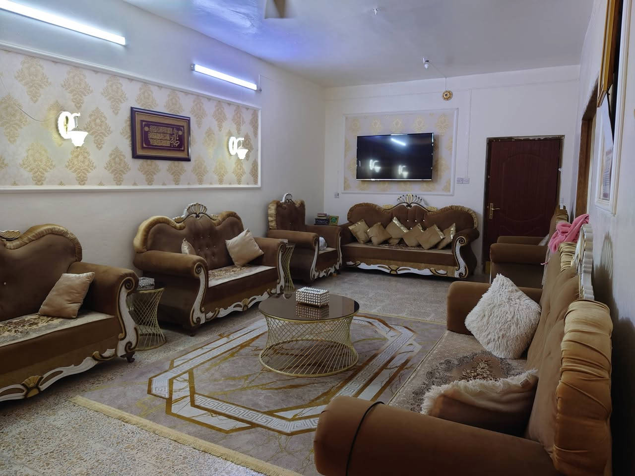 السلام عليكم منزل للبيع طابو صرف 

موقع تجاري // قرب مكتب حزب الدعوه مقابيل معهد دكتور محسن على الشارع الرئيسي 

مواصفات المنزل // المساحه 300 متر بلسند واجهة 15 ونزال 20 كراج (طرمه)  ياخذ سيارتين  مع منور يحيط بلمنزل وحديقة كبيرة استقبال 4×8 وهول 4×5 ومطبخ 4×5  والارضي غرفتين 4×5 بالإضافة الى مساحه درج واسعة وحمام داخلي والطابق الثاني ثلاث غرف نفس الحجم 4×5 مع حمام كبير 

ملاحظة // كل المطلوب ذكرته والسعر على الخاص وفقط الاله نيه بلشراء يتفضل يتصل على الرقم *********** مع احترامي للجميع
