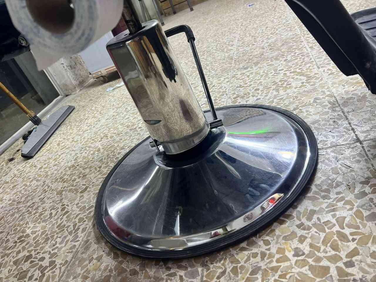 كرسي حلاقه للبيع نضيف حيل بس الصينيه  اشويا بيها ملعب هذا رقمي بي وتساب ***********
