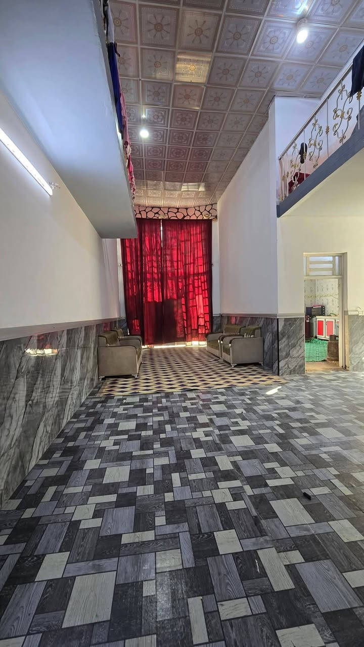 ⚜️ دار مساحه 525 متر طابقين خلف التجاري بصف الشارع
⚜️الاساس صب السقف صب  البيت كله دنگ وجسور 
⚜️ غرف نوم 4 .صاله مفتوحه للطابق الثاني . استقبال . مطبخ .صحيات ،حديقتين  وكراج و تشاريف 
⚜️ النجف الكوفه شارع المطار القديم قرب حسينية الزهراء 
 ***********
