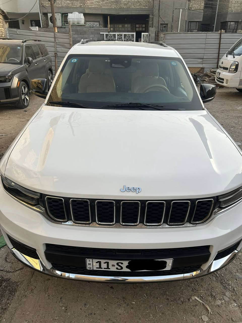 سلام عليكم
جيب لمتدد   2022 
وارد امريكي . لون ابيض 
رقم بغداد

 ماشيه 85,000 كيلومتر 

المواصفات :

* دفع رباعي 4x4 . 
* تحذير النقطة عمياء ⚠ .
* شاشه كبيرة 
* نظام الخرائط (GPS) .
* ستيرن كهربائي . 
* المصابيح الأمامية زنون .
* كشافات الضباب زنون .     
* تشغيل عن بعد .
* صندوق كهربائي ..
* حفظ وضعيات الجلوس (ميموري) . 
* المقاعد الأمامية كهرباء
* المقاعد الأمامية تدفئة .
* المقاعد الخلفية تدفئة 
* حساسات أمامية . وخلفي
* تدفئة ستيرن . 
* المصابيح الامامي..
* مانع تصادم خلفي .
* محدد سرعة 
* نظام التشغيل والاطفاء الاوتوماتيكي ( Auto Start System ) .
* نظام بريك اوتماتيكي ( Auto Break System )
* اناره داخليه متغيره
* جنطه كهرباء
* داخل بيجي
* لدات امامي وخلفي
* تحكمات ستيرن فول
* شاشه اعطال
* كير ماوس
* اربعه انظمه قياده
* رادار 
* وباقي المواصفات المعروفه 

مكان السيارة بغداد   
سياره جديده وجاهزه من كلشي واي نقص مابيها عدتها وارضياتها كلها وياها
السعر 29,500$ وبيه مجال 
رقم شاصي 1C4RJKBG6N8555716

***********
