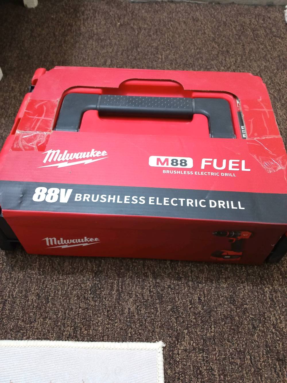 عدة دريل كهربائي من ماركة ميلووكي، موديل M88 بقوة 88V بتقنية اللاسلكي بدون فحمات. تحتوي العدة على بطاريتين بقدرة 6.0Ah وشاحن سريع، وحافظة بلاستيك متينة للحفظ والنقل. مثالية للأعمال المنزلية والمشاريع الاحترافية. العدة جديدة ولم تُستخدم مطلقاً.