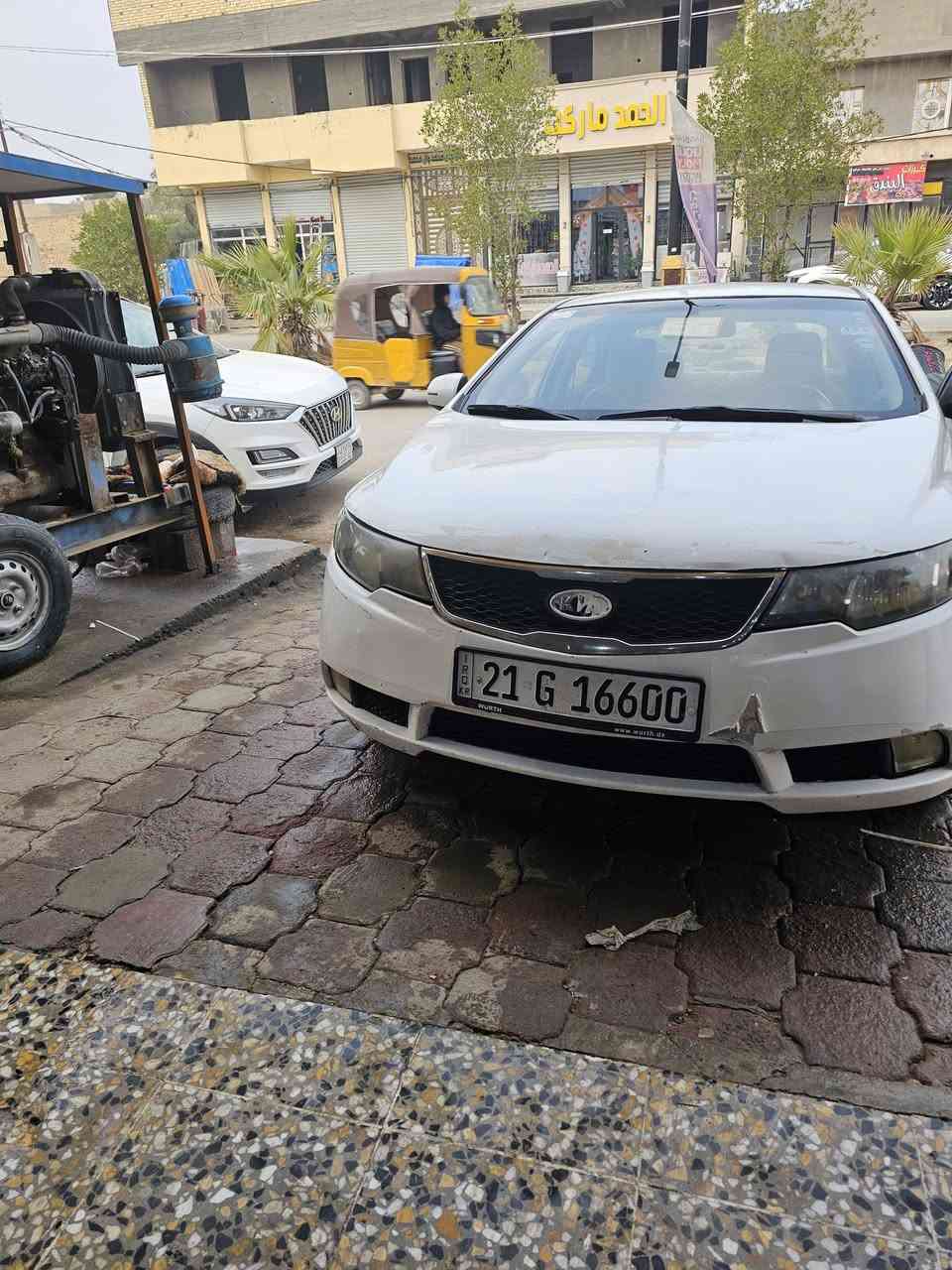 السلام وعليكم سيراتو للبيع موديل ٢٠١١  سياره مكفوله مابهي صبغ بس هاذي المشر عليه جديد ماكينه وكير ماكينه 1600 دوش رقم جديد تبريد ثلج تخم تاير جديد زنون شاشه كلش حلوه وجاهزه سعر 95 وبيها مجال مكان واسط النعمانيه  رقم الهاتف. ***********
