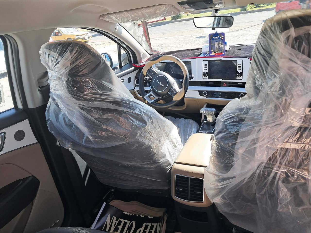 السلام عليكم 
عندي سيارة سبورتج خليجي
 موديل ٢٤ السيارة كفالة عامة ماشية ١٠ الاف 
السيارة قمارة حديد نص مواصفات 
رقم الهاتف ***********
السعر ٢٣٠ وبيهة مجال شي بصيط
المكان بغداد الكرخ
السيارة ضمان ٥ سنوات
