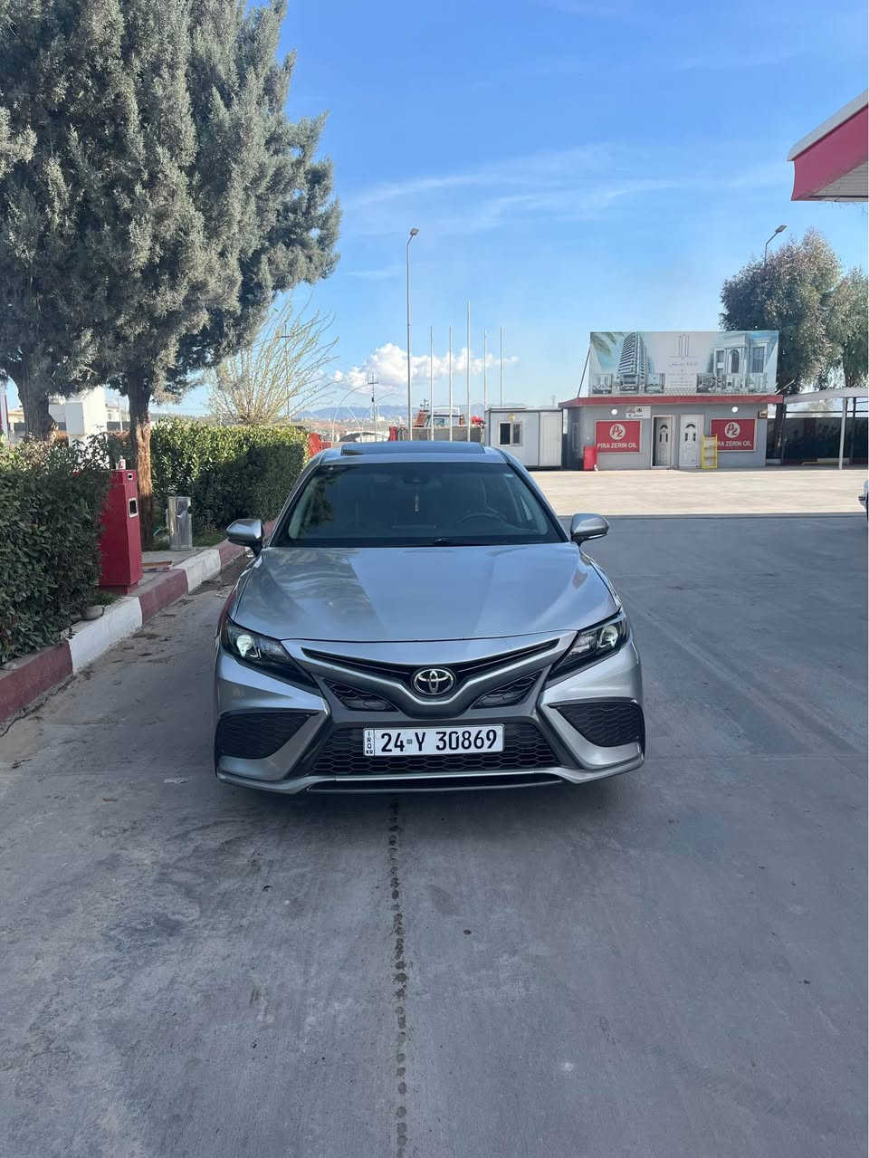 كامري 2023 رنك سلفر  موصفات SE بلاص فول موصفات 1/1 سلايت بصمه و 3 قتعه و بجك تكمه سبخ داخلي بجك يا كرتي شاصي نفري كير و مكينه شرت رقم و سنوي جديد سعر 175$ مجال 
واتساب *********** زاخو, دهوك
