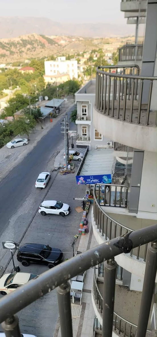 #للايجار
جاهزه  للسكن 
كما موضح بالصورشقة في 
 VIP.Class.Apartmem👈
 في مركز مدينه شقلاوه،مباشر على شارع عام،حي بيترمه، 
سكنيه +تجاريه+سياحيه، ومجهزه للسكن،
مساحتها (١٢٥)م،مربع. ذو واجهتين مفتوحه.امامي اتجاه الي المدينه الشقلاوه الخلابة،
خلف اتجاه الي جبل سفين المعروفه بجماله.ومناظر الطبيعيه.
 فول مواصفات .
**غرفتين نوم واحد سويت +بلكونه.
**استقبال كبير 30م سقف مغربي وإناره.
**مطبخ مجهز كاونتر حديث خشب  +ثلاجه18قدم++فرن+4سباليت كل غرفه به سبليت.
**صحيات عدد2غربي +حمام عدد2.
**الشقه واجهتين من امام مفتوح مع بلكونه +من خلف مفتوح مع بلكونه.
**باب رئسي يفتح بالكارت.
** ارضيه خشب باركيت تركي لون ساجي.
**شبابيك سلايت دبل جام مفرغ من الهواء،نظام انذار حريق.
**كهرباء+ماء 24ساعه+كهرباء مولد كارت.
** بها مصعد عدد 2 كبير وصغير.
**كراج خاص لمالك الشقه
**حراسه بالبوابه 24.
**سوبر ماركيت 24.
**مكان عالي مسيطرعلى كل الأطراف .
بالمجمع موجود كافة محلات مثل ماركيت+مطعم+صيدلية+مركبات+
السعر 400الف بدون تمينات 
الاتصال ع رقم ***********
