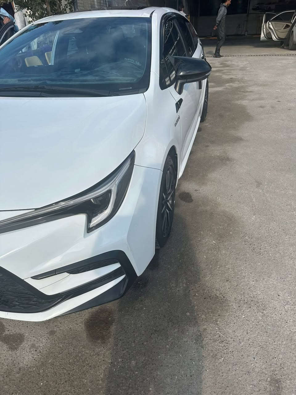 السلام عليكم للبيع فقط 

كورلا 2023 
فول مواصفات فئة (S) 
جلد 
بصمه
دخول ذكي 
رادارات 
كشن كهرباء
و باقي المواصفات المعروفه للفول و السياره عليه عازل حراري الامريكي و عازل صوت 
السياره بيه قطعه صبغ وحده فقط ( باب الصدر ) السيارة نضيفة حيل و جديده و استخدام شخصي و ع ايد وحده لان اخذته زيرو و احلى من الصور 

السعر 21 مليون و بيه مجال بسيط 
للتواصل  ***********
