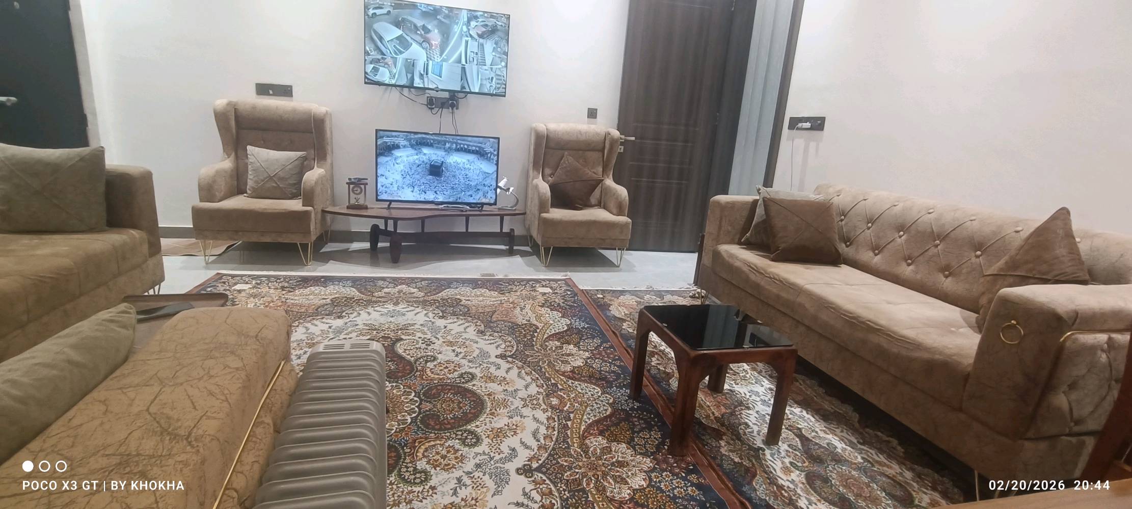 تخم قنفات 10 مقعد نظيف جدا لون بيجي مع كوشات 8.. المكان اليرموك أربع شوارع