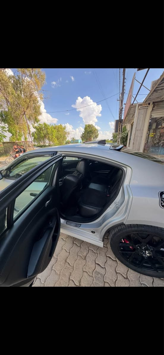 سلام عليكم جارجر سكات باك للبيع 
فول مواصفات 
موديل 2019
بيها جامرلغ سكن خلفي كلير و باب سايق كلير بدون دواخل مكفول حتى من المعجون والبارد فقط كلير 
ربع دينار مصرف ما يحتاج تايرات حدادية كاملة كلها جديد
*********** بغداد, العراق

