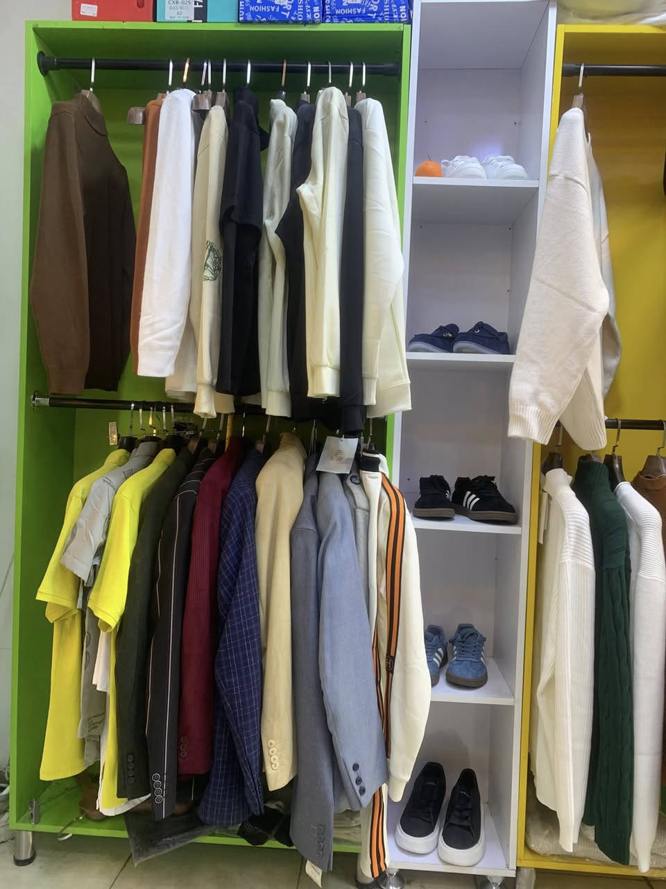 السلام عليكم 
ديكور ملابس للبيع 5قطع فاترينات و4قطع رفوف السعر250الف مكاني بغداد  الشعب
***********
