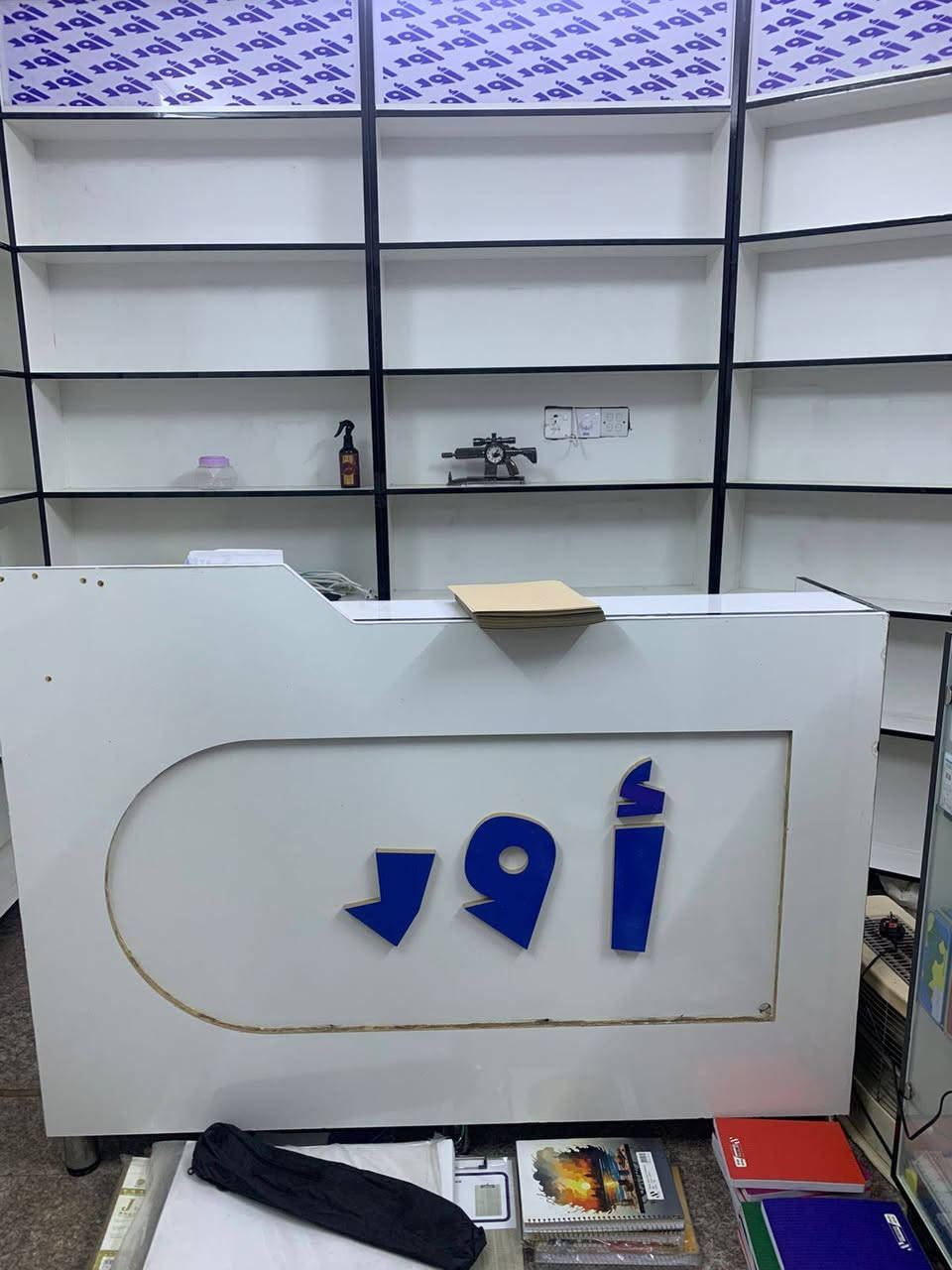 السلام عليكم..
فاترينات +ميز جام عدد 3 + ميز مكتب للبيع 
كاملات ونظيفات بمعنى الكلمة لا بيهن كسر ولا خياس ولا شي جدد قبل شهر مفصلهن 
للأستفسار /***********
أو على الخاص
