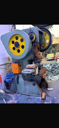 بريس للبيع 80 طن مع فلاتر كامله جايبه من صين وي منفيس  07700855173 كسر...