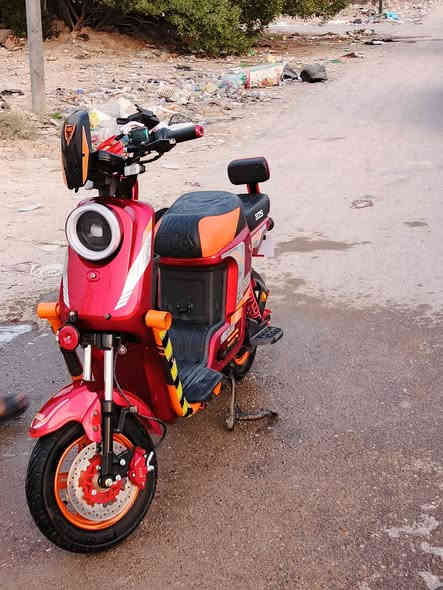 السلام عليكم :
دراجة شحن للبيع 
اكس 900
فول مواصفات 
1ـ 5 بطاريات 
2-لايت لد 
3-لايت زنون 
4-نشرات داخل الدراجة 
5-اشارة يمنى و يسرى 
6- 4 نمر
7- دبلات امامي وخلفي 
8- بريكات دهن امامي وخلفي
9- بك الى الرجوع 
10- شاحنة مع الدراجة 
للاستفسار  (اسيا) (***********)
(اثير)(***********) 
(السعر 600 وبيها مجال  )
(المكان بغداد الدورة ابو دشير 🌷)
