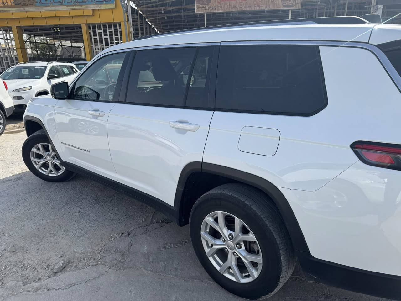 جيب گراند شيروكي فئة ( لمتد) 
موديل 2023 
ماشيه 70 الف ميل 
لون - ابيض ( استيراد شخصي دخول جديد)
حادث خفيف - حافه البنيد مصلح وجاهزه بدون تبديل بدون دواخل 

السياره 7 راكب 
* 
للاستفسار ***********
