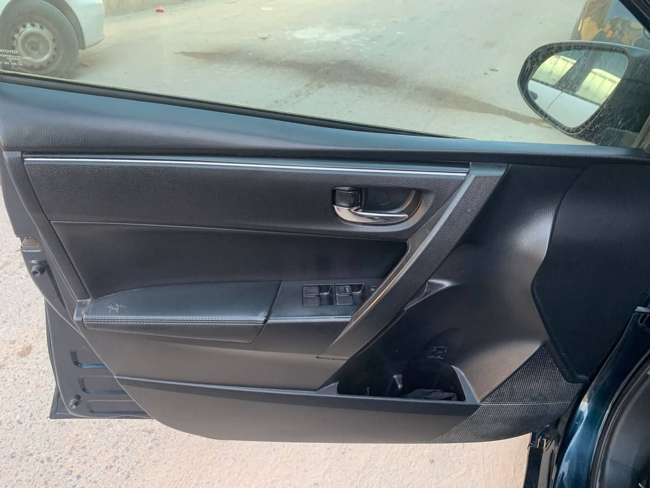 كورلا موديل 18 xle فول مواصفات
حادثها كما موضح بلصور 
وبعد الفحص بلسونار تبين الجاملغ الخلفي والتكمه فيها صبغ فقط 
مواصفات معروفه 
كشن سايق كهرباء 
ايرباك سستمً راجع 
ماشيه 182 الف 
سياره كير محرك يخبل 
تبريد تدفئه حتى بل كشنات والسترين  
صدرهه نص عمر 
تخم تاير 60‎%‎ 
سياره نظيفه وحلوه 
معروضه 122 وبيهه شي بسيط 
مكلف بلنشر 
للاستفسار*********** 
ابو تيم
