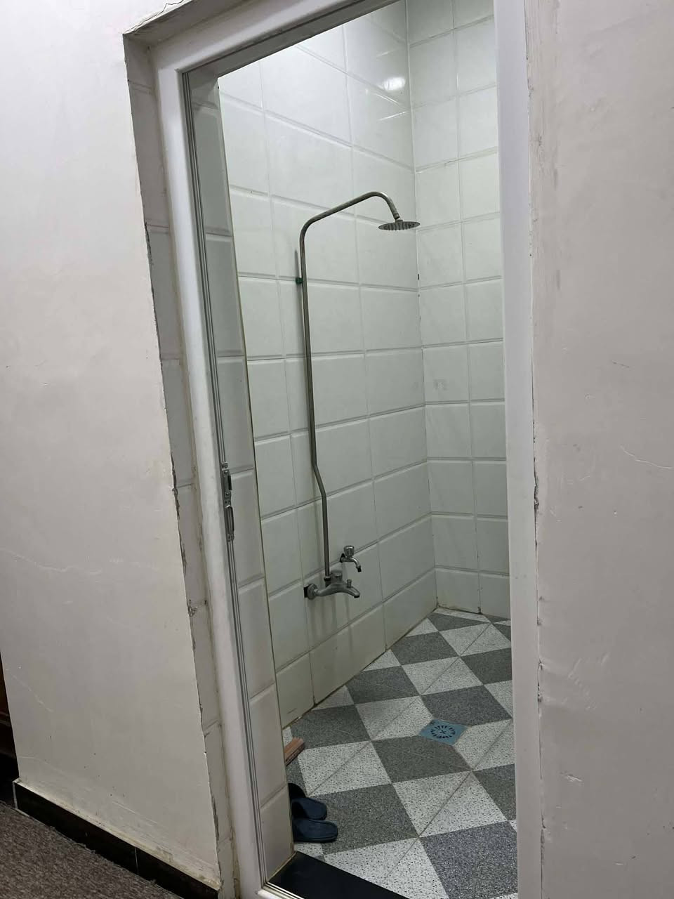 مساحة البيت 150
واجهه 6
نزال 25
زراعي سند 25
عكاده يحتوي على طابقين
الطابق الاول صحيات داخليه وخارجيه مطبخ غرفه واستقبال وصاله
الطابق الثاني كامل هيكل كهرباء ومي ومجاري 
يحتوي على غرفتين وصاله وصحيات

للاستفسار على الرقم 
***********📞
***********
