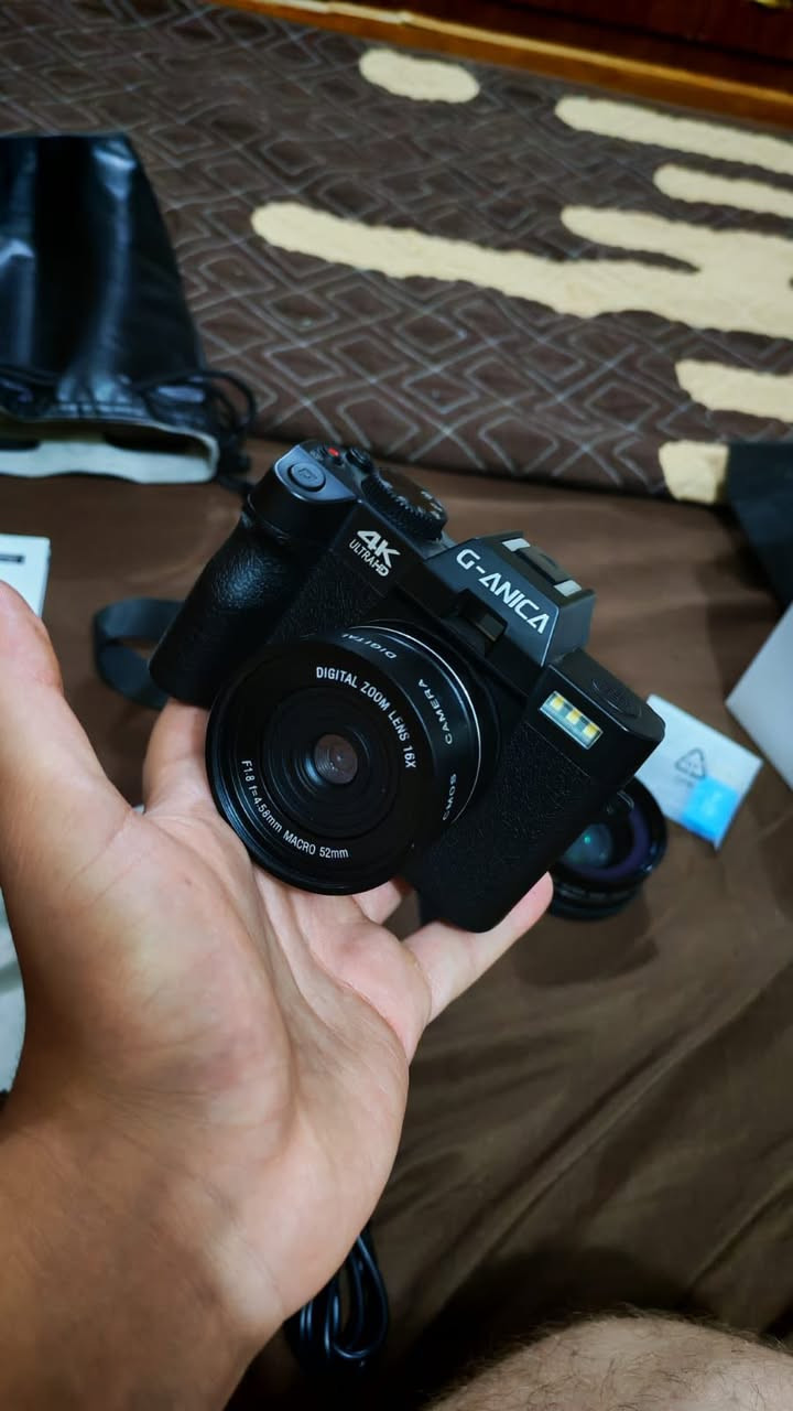 كامرا للبيع تصور فيديو وصوره 4k شاشه قلابه تكدر تربطها على تلفون مباشره وتنقل الاشياء وياها رام+ جنطه وكامله جديده مستخدمه شي قليل يوم واحد فقط سعر 135 وبيها مجال للتواصل على خاص او على رقم ***********
