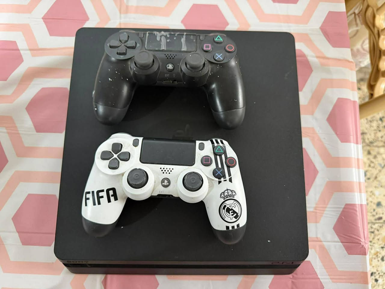 السلام عليكم بلي فور سلم مهكر قرص نضام 11:00 ذاكره 500 ويا يدات ثنين وبي العاب ذا لاست جزء الثاني معربه و رد ديد معربه


**إذا كنت صاحب هذا الإعلان وتريد حذفه لأي سبب، رجاءا أرسل رسالة إلى الدعم الفني**