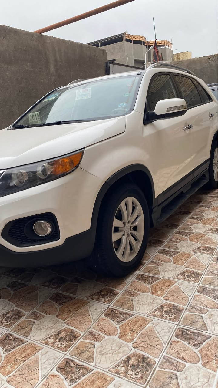 السلام عليكم 
*********** سورنتو موديل 2012 للبيع
محرك 2400 دوش 4 سلندر 7 راكب رقم بصره انكليزي جديد بسمي ماشيه 155 الف كفاله لاضربه ولاصبغ ولاتبديل 
محرك مكفول لاتنقيص ولا بخار ولا مفتوح تخم تاير جديد 
حداديه ستوني مسويها تبريد تدفئه كله يشتقل السعر 148 العنوان بصره البصرة, العراق
