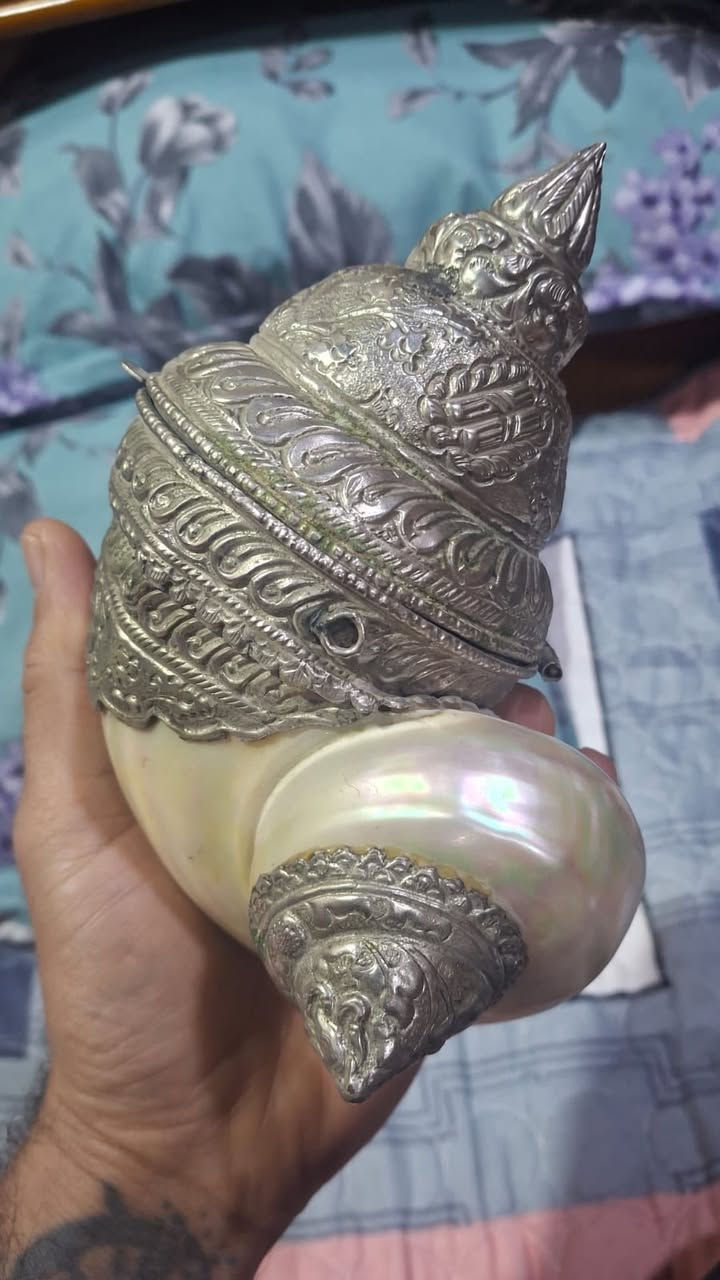 Antique Mother-of-Pearl Kohl Container – Rare Vintage Piece
Description:
For sale: an original antique kohl container dating back to the late 19th or early 20th century (approximately 90–130 years old).
The piece is made of natural mother-of-pearl with a beautifully hand-engraved metal casing (likely silver or silver-plated).

The item is in very good condition for its age, complete with lid and base, and is an excellent collectible for antique  
and heritage enthusiasts
ِكْحَلَة تراثية قديمة من أمّ اللؤلؤ والفضة – قطعة نادرة

الوصف:
للبيع تحفة تراثية أصلية تعود إلى أواخر القرن التاسع عشر أو بدايات القرن العشرين (حوالي 90–130 سنة).
القطعة مصنوعة من أمّ اللؤلؤ الطبيعي مع غلاف معدني مزخرف يدويًا (يرجّح أن يكون فضة أو معدن مفضّض قديم).

القطعة بحالة جيدة جدًا نسبةً لعمرها، مكتملة الأجزاء (الغطاء والقاعدة)، وتُعد قطعة جميلة لهواة جمع التحف والتراث 

السعر 1000 $ دولار امريكي 
الموقع / العراق البصرة 
وات ساب / 009647702684160


**إذا كنت صاحب هذا الإعلان وتريد حذفه لأي سبب، رجاءا أرسل رسالة إلى الدعم الفني**