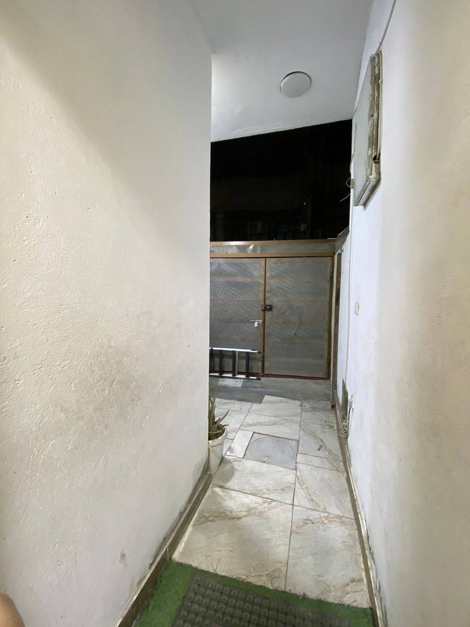 /// على بركة  الله تعالى ///
بيت  زراعي سند ٢٥ للبيع 
المساحة/ ١٠٠متر   (٥م ×٢٠م )
التفاصيل البيت/ طابقين 
الطابق الاول //غرفة نوم  واستقبال ومطبخ وصحيات وصالة
الطابق الثاني // غرفتين نوم  وصالة وصحيات 
الطابق الثالث // بيتونة وسطحين وحديقة اصطناعية
الخدمات كاملة/ تبليط. مجاري .ماء . كهرباء وانترنت وطني
العنوان /الزعفرانية. الاربع شوارع. خلف ازياء عبود.  .زراعي  حجي جعفر
السعر// ١٥٠ مليون قابل للتفاوض
للاستفسار مراجعة مكتب دلالية المصطفى للعقار الزعفرانية الاربع شوارع خلف ماركت اللؤلؤة مجاور أسواق القبس اوالاتصال او مراسلة واتس اب ***********او***********
