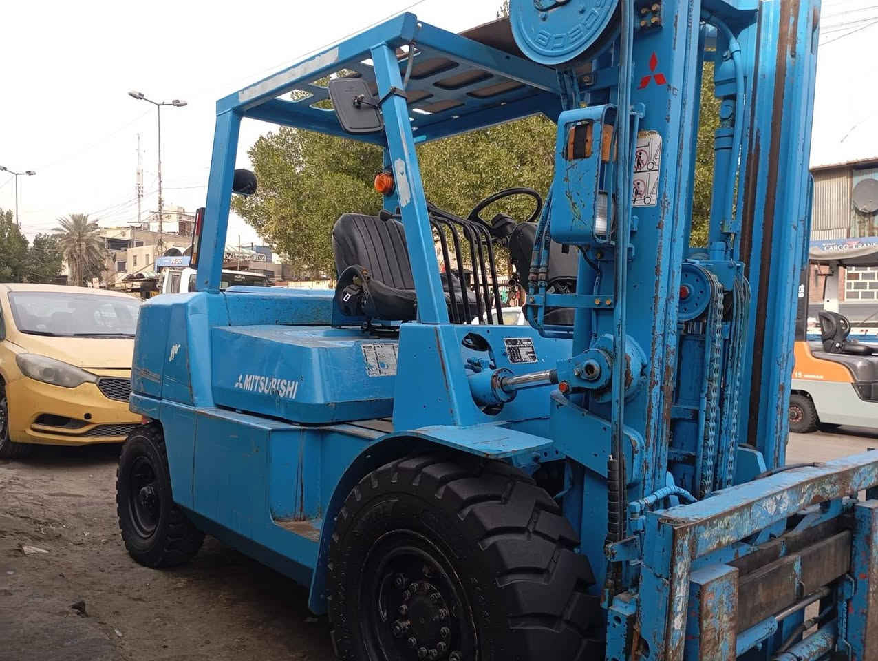 رافعه شوكية متسوبيشي ٤طن جب حاويه ٥حركات طول شوكات متر ونص 
حسين
***********
***********
