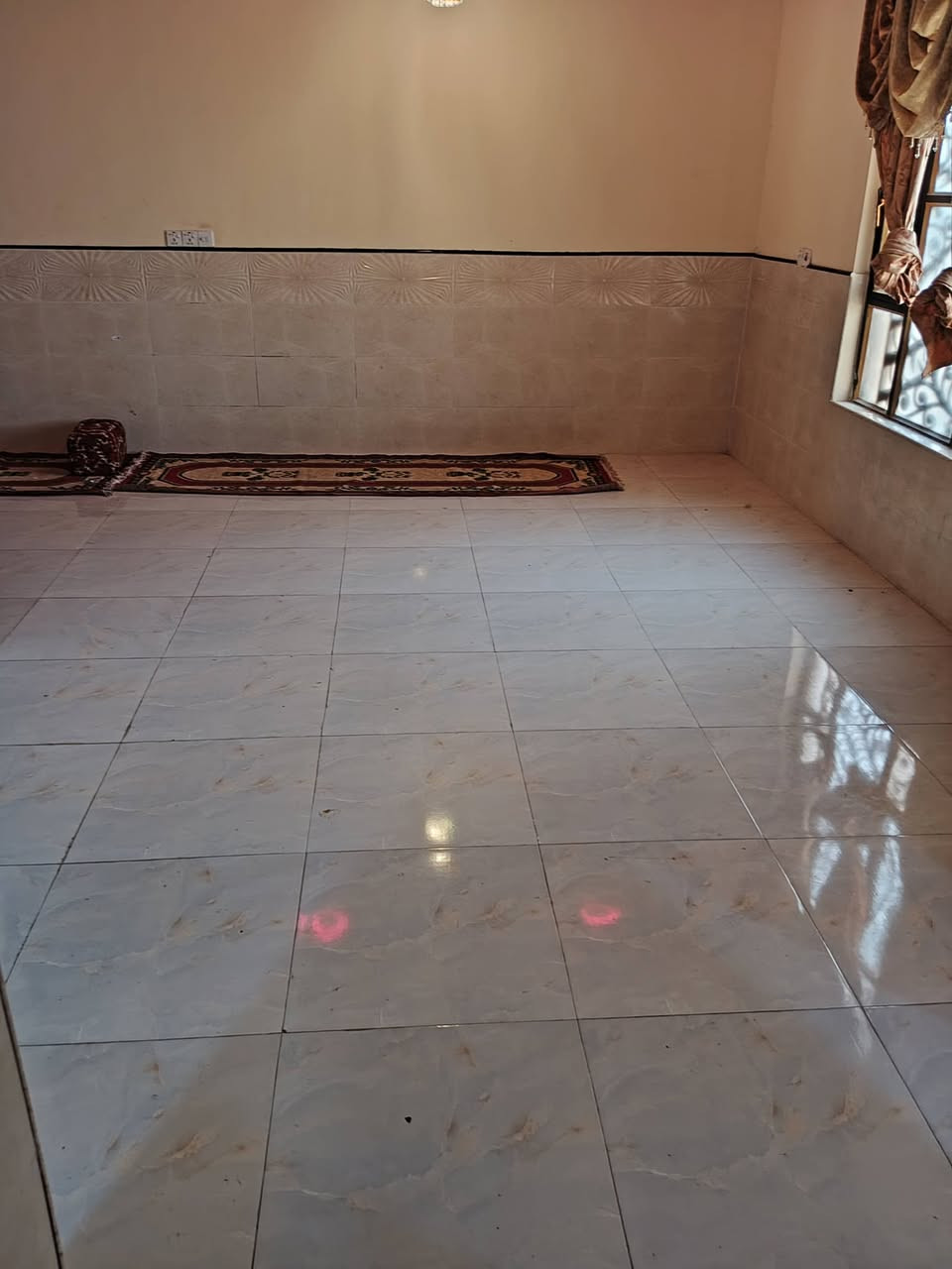 بيت للبيع طابقين وقف سني مساحه 💯 م مربع يتكون من ثلاث غرف الطابق الأرضي بي غرفه صاله دوانيه مطبخ كراج منور صحيات داخلي خارجي تأسيس ماء كهرباء مجاري كله دفن الطابق الأول غرفتين وصاله وصحيات وبيتونه ومخزن وسطح بناء جديد البيت اساس رباط سقوف كله كونكريت سعره 55 وبي مجال للطيبين شيء بسيط عنوان مقابل صناعية حمدان منطقة كوت ثويني ***********
