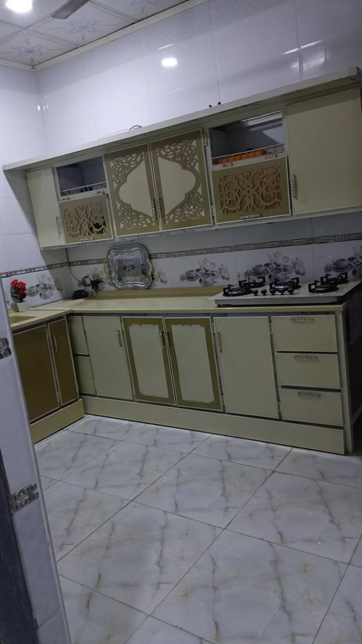 السلام عليكم بيتين للبيع شارع المطار قرب صيدليه الالفه ١٠٠ متر مربع الواحد طابقين اول واحد بي غرفتين فوك وحده جوه مع استقبال وتخاريج جوه وبره والثاني بي غرفه فوك وغرفه جوه السعر الواحد ٥٠ مع المجال للاستفسار على الرقم ***********@
