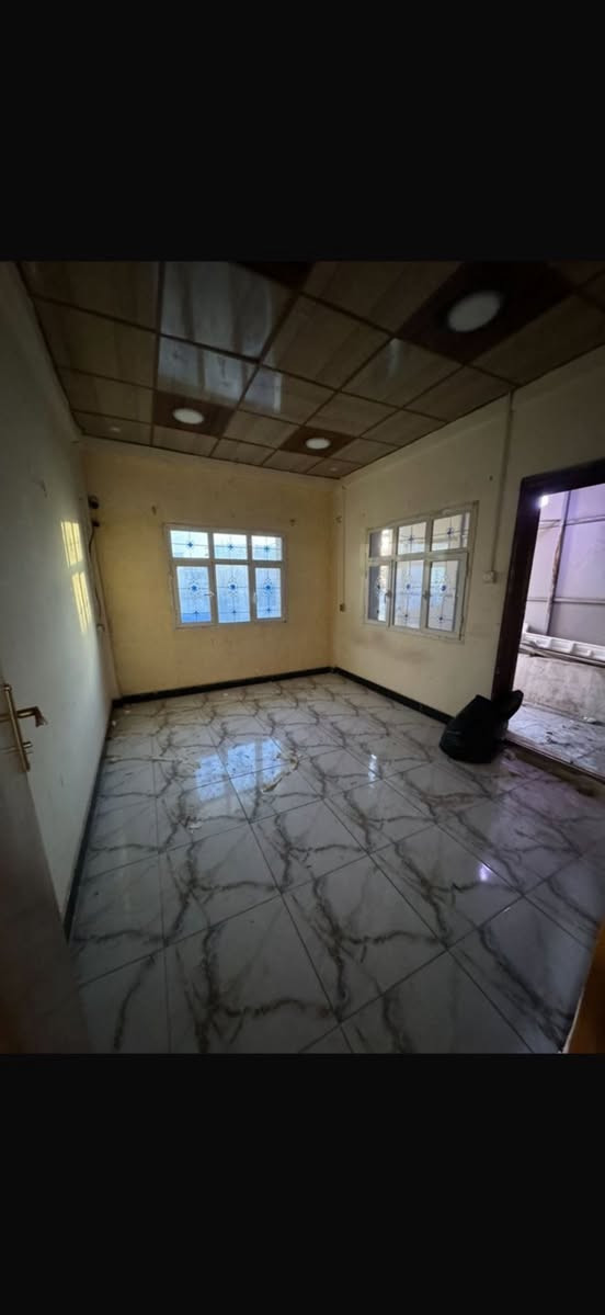 توجد شقة في بريهه  _قرب مستشفى النور غرفتين  وصاله ومطبخ وصحياة طابق اول للأيجار 650 الف علمآ من ضمن الأيجار الماء والكهرباء للسكن فقط عمال_ او طلاب_او شركات أصولية 
للأستفسار***********
