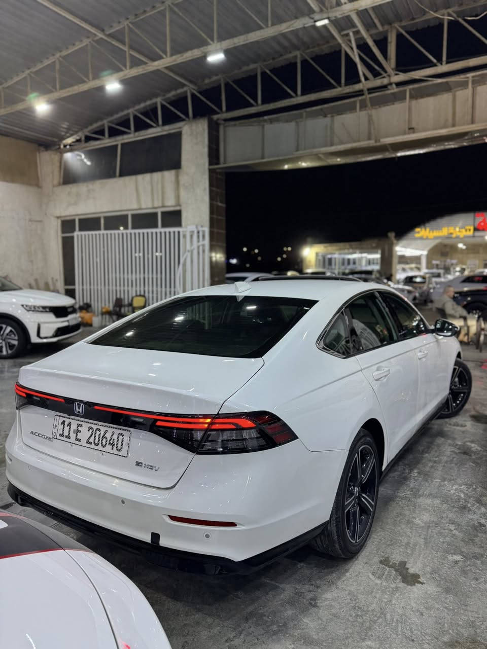 🚗 للبيع – هوندا أكورد هايبرد 

🔹 الموديل: 2025  
🔹 الوارد: خليجي      ( الوحيدة بالعراق )  . 
🔹 اللون: ابيض صدفي  
🔹 الممشى: 7700 كم فقط  
🔹بجم كبس السيارة

✨ المواصفات:  
•محرك 2.0 لتر هايبرد مع محرك كهرباء
•قوة تقريباً 204 حصان
•دخول ذكي بابين 
•شاشة وسطية تقريباً 12.3 إنج
•صرفية بنزين اقتصادية جداً 
• حساسات أمامية وخلفية  
•رادار امامي
• رادارات جانبية  
• نظام تحديد المسار  
• كاميرا جانبية  
• داتا شو  
• مرايا بإشارة + شفط المرايا  
• مقاعد جلد 
• تبريد قطعتين  
• تدفئة مقاعد 
• شحن لاسلكي  
• مقاعد كهرباء (السائق والراكب)  
• ويل 18 
السيارة نظيفة جداً وممشى قليل. 

الضرر : 
جاملغ خلفي يمين . بدون ايرباك السيارة بدون شاصي

📞 للاستفسار والتفاصيل أكثر مراسلة الخاص أو الاتصال.
*********** 📞
 📍معرض الاسطورة البياع الشارع الثاني
