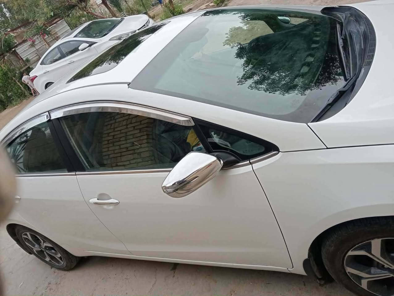 سلام عليكم
كيا سيراتو 
رقم بغداد دولي باسمي  
بصمه
لد امامي
ولد وخلفي
ترحيب
فتحه
مري شفط
تبريد خلفي 
مكينه ١٦٠٠
كفاله سياره 
حداديه جديده
تخم تاير جاهزه سياره 
بيه دحجه بسيطه بل باب الخلفي 
وباقيه عله وضعه ومنزل صورته 
ماشيه ٨٨ الف
السعر ١٣٨ وبيه مجال
***********
