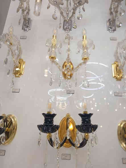 السلام عليكم عندي ثريات جدارية البيع العدد ٢ قطعة سعر ٧٥ بيهن مجال جدد مامستخدمات سعر الي بسوق الوحدة ٧٥ بينما انا ابيع اثنين عن ٧٥ بيهن مجال ***********
