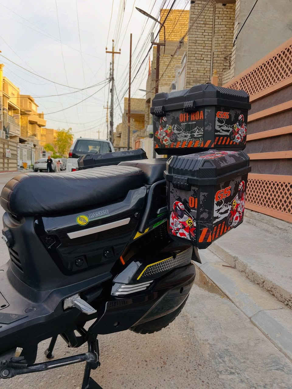 🌟 للبيع دراجة رينكس بحالة الزيروو (نظافة 98%)
​دراجة بمواصفات جبارة وقوية، جاهزة للتوصيل وما تحتاج أي نقص. العرض ممتاز والتفاصيل كامله أدناه:
​⚙️ المواصفات الفنية:
​البطارية: 50 أمبير ليثيوم فوسفات الحديد (الأصلية).
​الملف: 3000 واط قوي جداً.
​المنظومة وأنظمة القيادة:
​3 أنظمة تشغيل متدرجة.
​3 سرعات أو تحويلات.
​نظام (R) ونظام (P).
​الأمان والتشغيل: بصمة، سويج، وكارت (تنوع كامل للتشغيل).
​نظام الفرامل: دسك أمامي + دسك خلفي لأداء توقف ممتاز.
​الشحن والإضافات: شحن سريع + مخرج شحن USB للهاتف + خاصية البلوتوث.
​📦 الملحقات الكاملة:
​بطارية أصلية.
​عدد 2 كارت.
​عدد 2 بصمة.
​عدد 2 سويج.
​💰 السعر:
​مليون و300 ألف دينار (وبيها مجال للشراي الصامل).
​📞 للتواصل والاستفسار:
​واتساب: ***********
​إنستغرام: @h_799o
