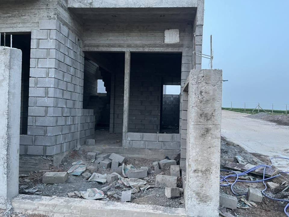 هيكل للبيع
المساحة :١٠٥م مربع
الأبعاد: ١٠*١٠،٥
اتجاة وموقع الارض : قبلة ركن
مواصفات : اساس رفت مجاري مرحلة أولى
تاسيس نظام دكتات سبلت صاروخية
يتكون الهيكل من مطبخ حار وبارد 
هول استقبال غرفة نوم + منور عدد ٢
صحيات 
نظام الهيكل مفتوح المطبخ على الهول على الاستقبال
بيتونة كبيرة 
رقم القطعة ٤٣٩/٣٠٢
للاتصال 
***********
