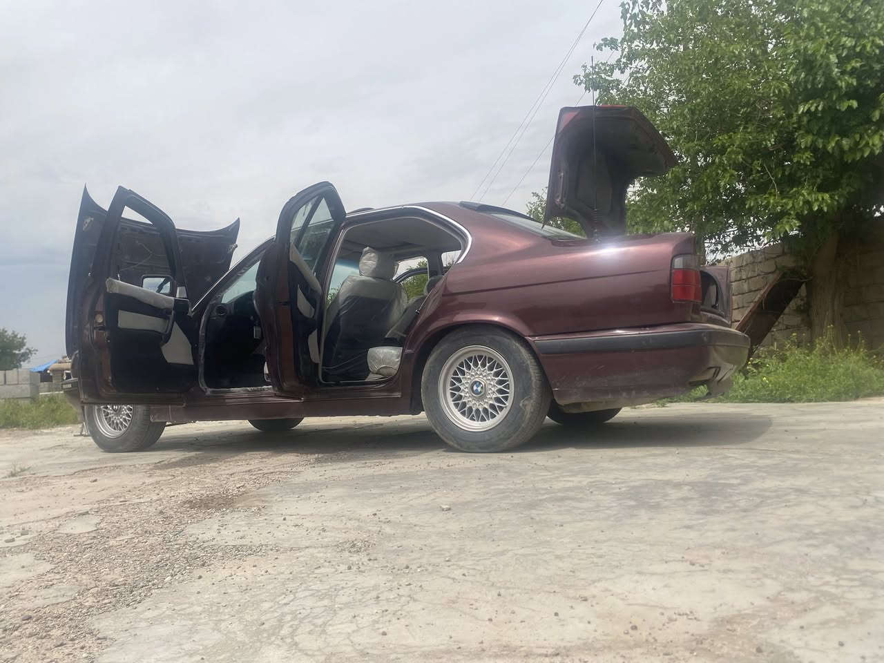 السلام عليكم ورحمة الله وبركاته 
BMW525 
للبيع سياره نظيفه وحلوه احلى من الصور 
كير محرك مفتوح شرط تدفئه تبريد شغال كهربائيات كلها شغاله سياره فقط بطاين تعبانه كلها جديده رقم كركوك دولي رقم مميز سنويه هزه جديده شرط التحويل ماكن السياره صلاح الدين الشرقاط 
 السعر 70 وبيها مجال ويرهم مراوس حسب القناعه 
اتصل وتدلل ‭***********‬
وهذا الرقم بيه واتساب فقط ***********
— في ‏صلاح الدين قضاء الشرقاط‏.
