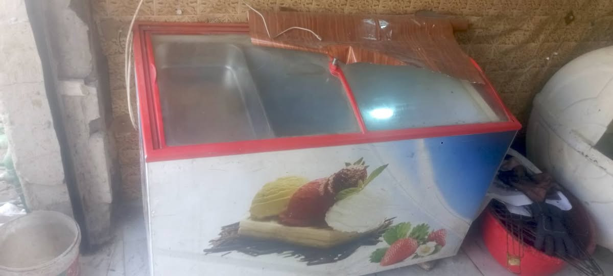 السلام عليكم مجمده للبيع نظيفه موتور جديد في ضمان سنه السعر 350 وبيها مجال مكان نجف حي الوفاء رقم الهاتف ***********
