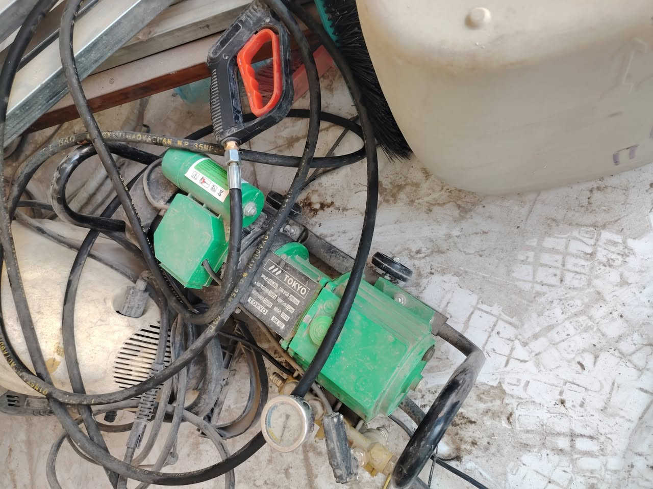 سبلت ٣٥٠ الف فاره غسل ١٠٠ الف ساحبه ٣٠ الف ميز ٥٠ الف بايسكل ٣٠ الف بغداد البلديات شارع المصرف قرب عمارة ابو اسعد هاتف ***********

