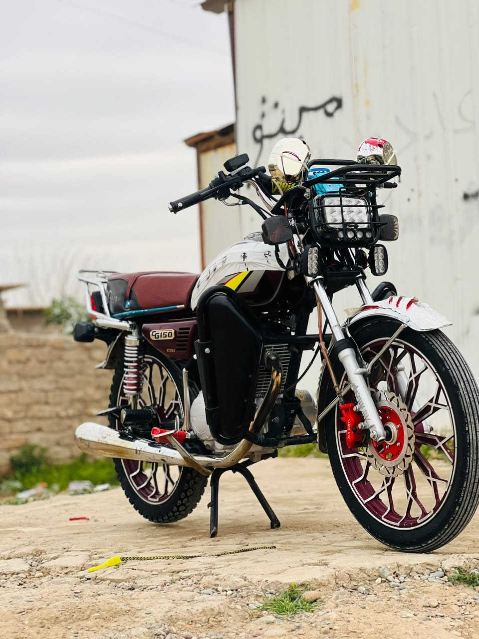 السلام عليكم للبيع دراجه سيفان 
موديل 2024 باب اول سونك محرك 200 سلف وهندر شغال 
كهربائيات كلها شغاله أشاير عالي ناصي هورن بلاجكتورات دراجه كامله مكمله وياله وتايرات بل جيس محرك شرط ولباقي شوف 👀 لعين مكان دراجه تكريت فلكه الفرسان الاتصال*********** متواجد نت
