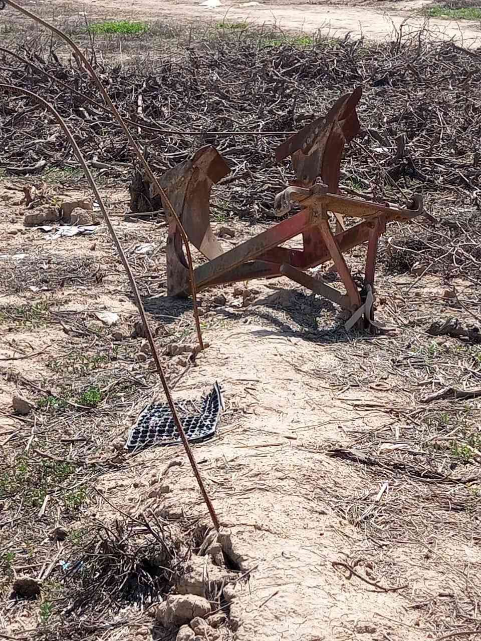 ماكينه مقفوله كفاله عامه وراها رفاس وراها فيدان ***********
