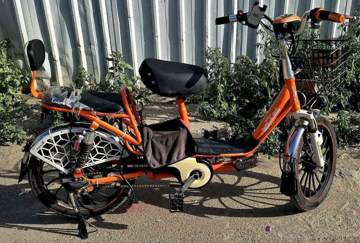 دراجة شحن حجم ٢٠
٣ سرع 
الدراجة مرتبة وخير من الله 
تشغيل من السويج صافرة انذار قفل فتح سويج هم 
لايت امامي ثلجي 
ستاند تليفون 
خلفي اشاير 
السعر ٢٣٠ 
الاتصال 
***********
