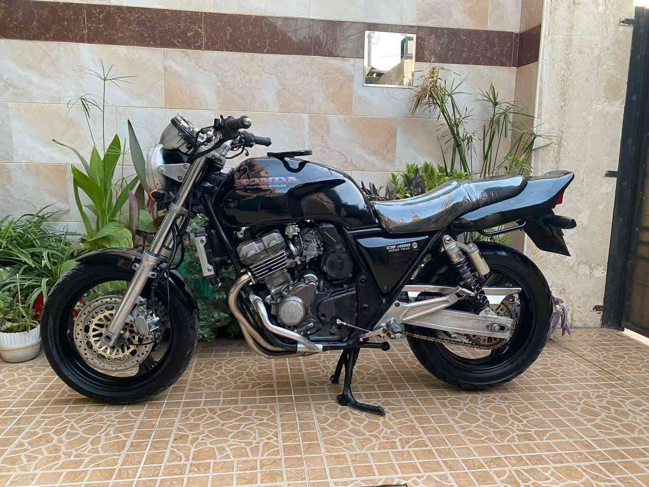لەهەولێرم  بۆفرۆشتن  هۆندا  CB400
نرخی 8$
 تازەمەکینەی کراوەتەوە تەعمیرکراوە کارەبای هەمووئیش ئەکات گێجی کلۆمەتر و کرینگی و عەماوەی مەزبووتە ئیستۆپی پێشەوە و دواوەی مەزبووتە تایەی دواوە و سالێنسە و گزۆز و وپاتری نوێیە تازە روونی بۆ گۆردراوە تانکی و قەپاغی قوپاوی و شوختی نیە مانتۆرەکە تووندو و تۆڵە و بە نیوسلف هەڵەبێ٠       
بۆ زانیاری زیاتر پەیوەندی بکەن *********** 
سوپاس بۆئادمن💐بأربيل للبيع: هوندا CB400
السعر: 8 ورقات ($800)
محرك جديد تعمير، الكهربائيات كلها شغالة.
عداد الكيلومترات، الكرنك، وعوامة البنزين مضبوطات.
البريكات الأمامية والخلفية مضبوطة.
تاير ورا، سلنسر (كزوز)، وباتري كله جديد.
دهن جديد ملغوم/مبدل.
التانكي والأغطية ما بيهن لا طعجة ولا شخط.
الدراجة حيل جيد ومتينة، وتشتغل من نص سلفة.
رقم التواصل: ***********
شكراً للإدمن 💐

