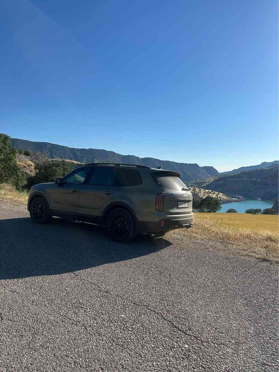 2023 Kia Telluride SX Prestige X-Line
اعلى فئة بالتلورايد 
المواصفات
٥ كامرات ٣٦٠ درجه المراة الداخليه عباره عن كامره
حساسات ٣٦٠ درجه 
٤ كراسي تدفئه وتبريد 
كراسي الخلفيه VIP منفصله
كراسي جلد ٧ راكب 
كراسي كهرباء 
ستيرن هيتر 
شاشه ابل بلي
٥ منظومات قياده 
السقف كانتيره
دبل فتحه بالسقف
حجم الويل ٢٠
لون الداخل السياره نفس الخارج هم اخضر 
تشغيل عن بعد 
داتا شو 
سماعات هيرمن 
بيها نظام التحدث عبر السماعات خاف الي كاعد ليوره ميسمعك يطلع صوتك من السماعات
وبعد كولش هوايه مواصفات 
السياره بدون قطره صبغ بدون بارد 
مغلفة افلام حماية بالكامل حتى القماره 
جامات الخلفيه تجي مضلله بلادي واني مبدلهن اصيليات بدون تظليل والمظللات موجودات تاخذهن ويه السياره 
اي نقص مابيها حادثها مجرد مي داخل لحد الدوسه السياره جتي ماشيه ٩ الاف هسه حاليا ماشيه ٤٨ الف كيلو من اجتي لحد لان اي ضوه تحذير مشتغل ولا مبدل اي شي بالسياره ع البلاد على وضع الشركه للاستفسار *********** بغداد, العراق
