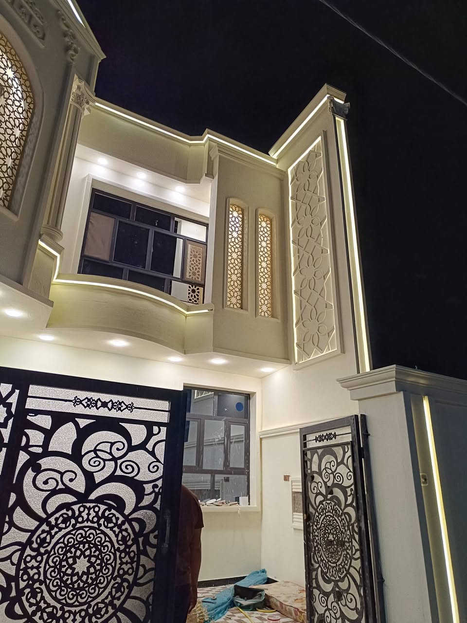 دار للبيع... زراعي طابو عثماني سند 25 يداور بأسم المشتري مساحة 200 متر 10×20 كونكريت مسلح وبناءطابوق درجة اولى طابقين يتكون الطابق الاول من طرمة وصحيات خارجية ومطبخ كبير واستقبال وصالة ومجمع صحي داخلي وغرف عدد 2 ومناور عدد 2 والطابق الثاني يتكون من غرفتين وصالة ومجمع صحي وسطحين تأسيس السبالت نظام تقطير والأبواب تركي نظام قاصة والشبابيك نوع المنيوم تركي حديث علما ان واجهة المنزل معمولة باجود انواع الفوم التركي الطراز الحديث واجود انواع اصباغ الجوتن مع الانارة المخفية مع توفر جميع الخدمات تبليط واعمدة انارة واعمدة كابل النت الضوئي. الموقع الديوانية حي الجامعة قرب الجدارية شارع دائرة الحديد والخشب مجاور محطة الكهرباء على اليسار داخل المجمع الجديد الفرع الاول. للاستعلام مراسلة الصفحة او الاتصال على الرقم
***********
