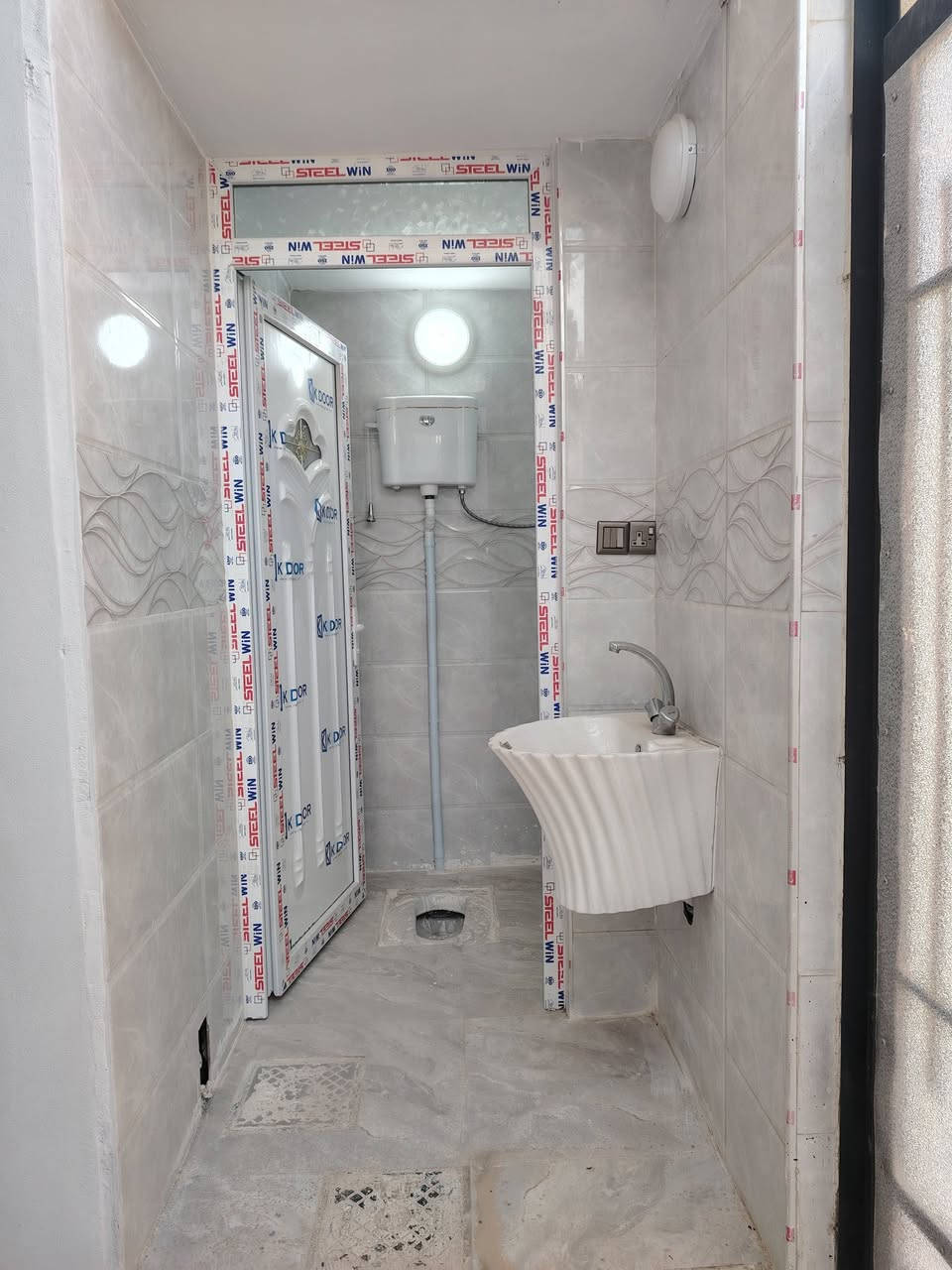 دار للبيع طابق ونص مساحه 100 متر موصل حي الانتصار 
شارع 60 خلف اسواق تبارك👉👉 سند طابو الزهور شرط 
الدار بناء حديث زيرو ستلام فوري يتكون من 3 غرف نوم
وهولين واستقبال ومطبخ وحمامين خدمات كامله تبليط السعر 90 وبي مجال للشراي للاستفسار الاتصال على الارقام التاليه 
***********
*********** وستلام فوري
