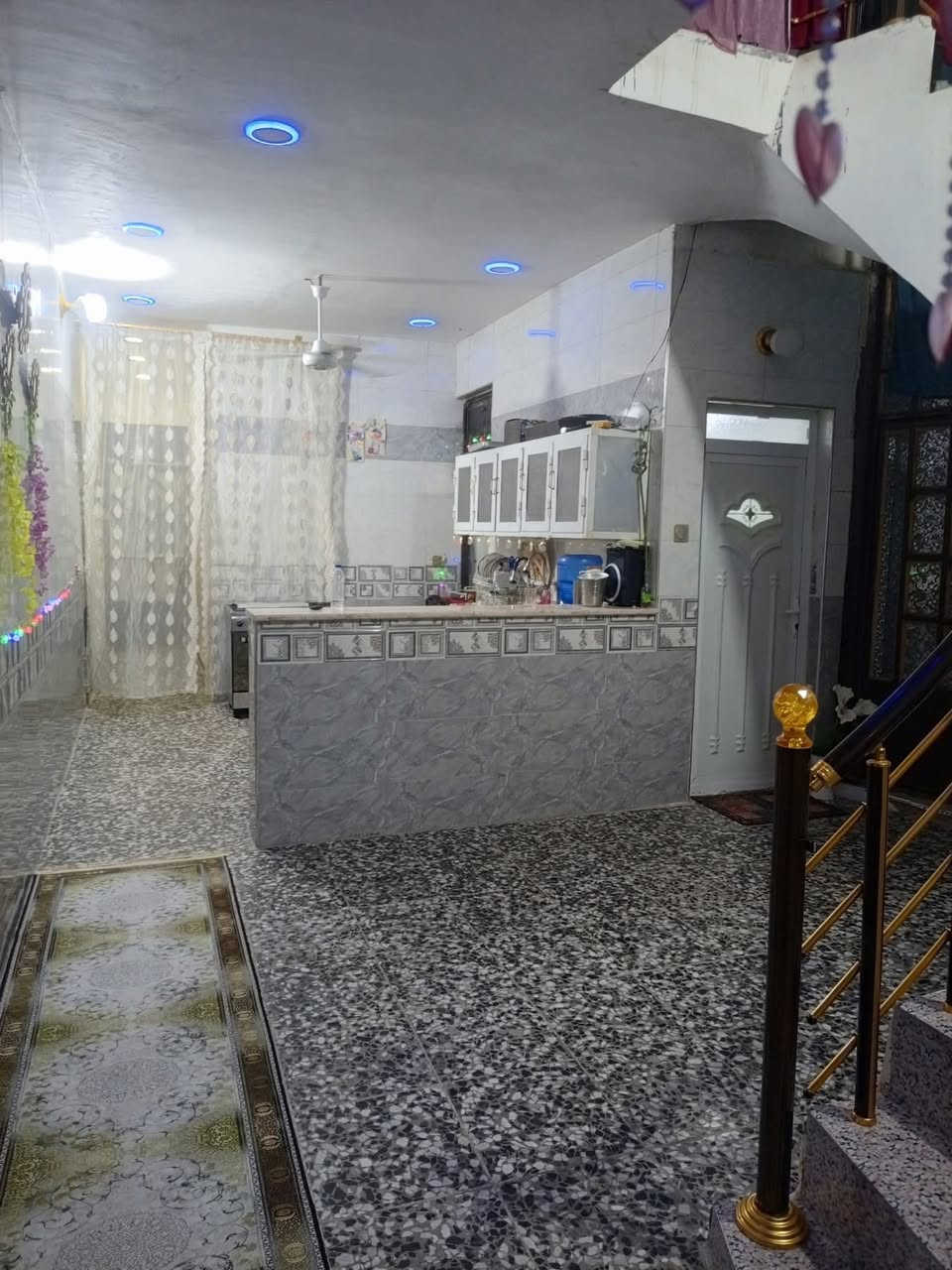 دار100م سند 25 غرفه نوم وصاله وستقبال وصحيات ومطبخ حار وبارد ومنور وغرفه ثانيه فوك سندويج جاهزه وصحيات خارجيه 

بوب الشام مقابيل بيت صدام سرحان خدمات كامله على الشارع الرئيسي شارع اسواق الصدرين

البيت يباع نقد ب55 مليون وقصد ب60 مليون بمقدمه 35 مليون وكل شهر 500

***********
