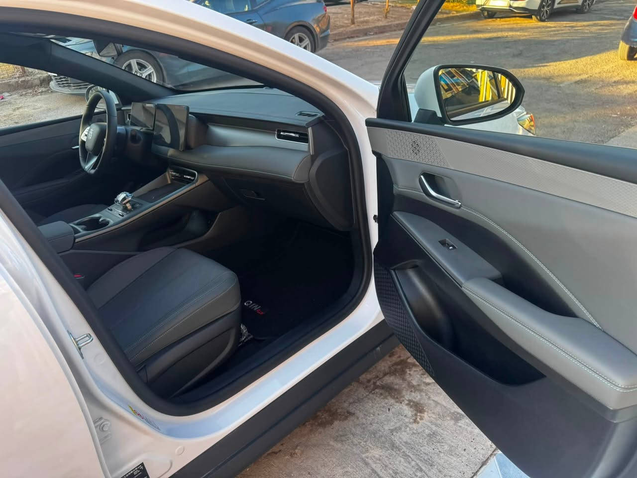 � للبيع BYD Qin Plus
مديل 2025 
مرقم بغداد لوحات وسنوية بأسمي
كفالة عامة من الصبغ، التبديل، البارد، والتكحيل.
الممشى 200 كم فقط. الكلي
السيارة بحالة الوكالة، ولا تحتاج أي مصروف.
جميع الأغراض الأصلية موجودة، مع الشاحن الأصلي وكامل ملحقاته.
📍 الموقع: بغداد.
💰 السعر: 19 مليون 
موبايل  : ***********
