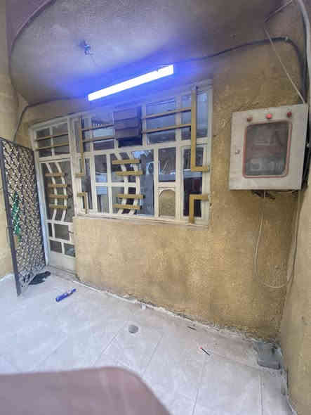 السلام عليكم 
دار للبيع ملك طابو صرف بغداد الغدير م706 قرب أسواق ياسر حياوي داخل قيصريه  مساحه 120م واجه 10 نزال 12 بناء مسلح 2015 يحتوي 4 غرف نوم واصاله ومطبخ وهول حولي غرفه ارضيه وخدمات 2
 السعر 280 مليون تواصل 
***********
