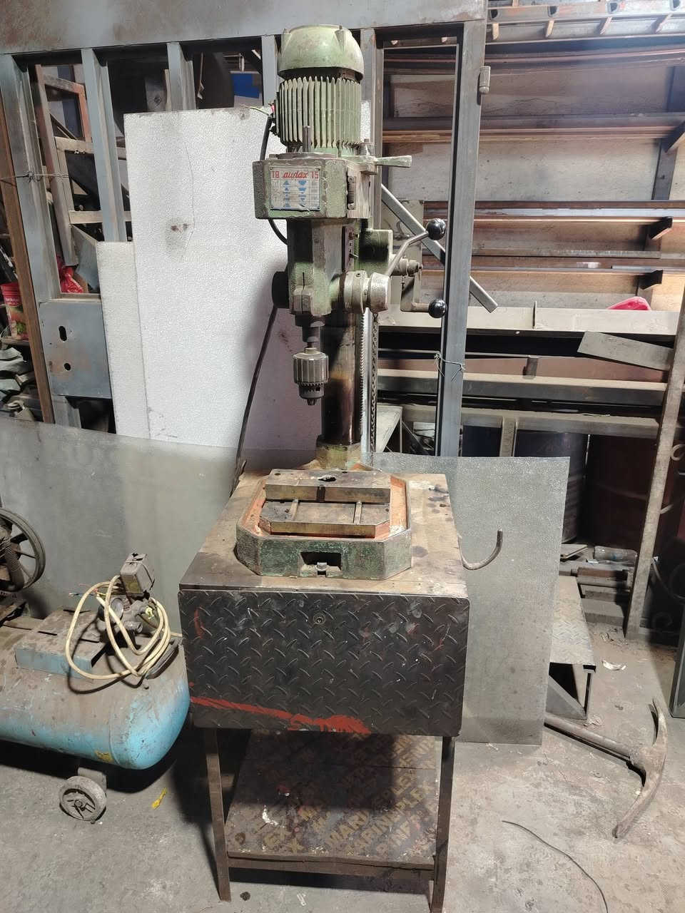 السلام عليكم مزرف 3فيز بي كسر بل لشة وملحوم من الأسفل شغال سعرة 350الف مكانة الشيخ عمر ***********
