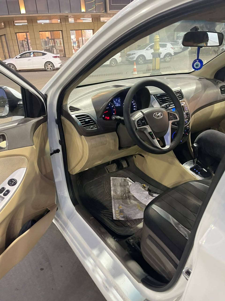 السلام عليكم للبيع سيارة نوع اكسنت موديل 2011 خليجية رقم بغداد اللون ابيض ماشية 103 محرك 1600 السيارة فول مواصفات 5 ويلكب 4دسك تحكم جهتين سلايت اشاير بلمري السيارة جديدة وجاهزة ومابيها اي نقص مكفولة من الضربة والصبغ ماعدا باب الورى اليسرى مصبوغة اثر طخة بصيطة السعر 99 وبي مجال بسيط جدا العنوان بغداد الرقم ***********
